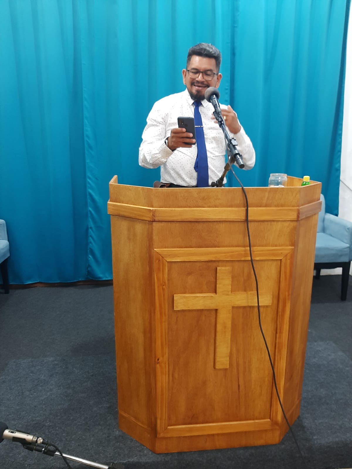 PR SEBASTIÃO MENDES,PROFETIZANDO A MENSAGEM DE UMA SÓ PESSOA...