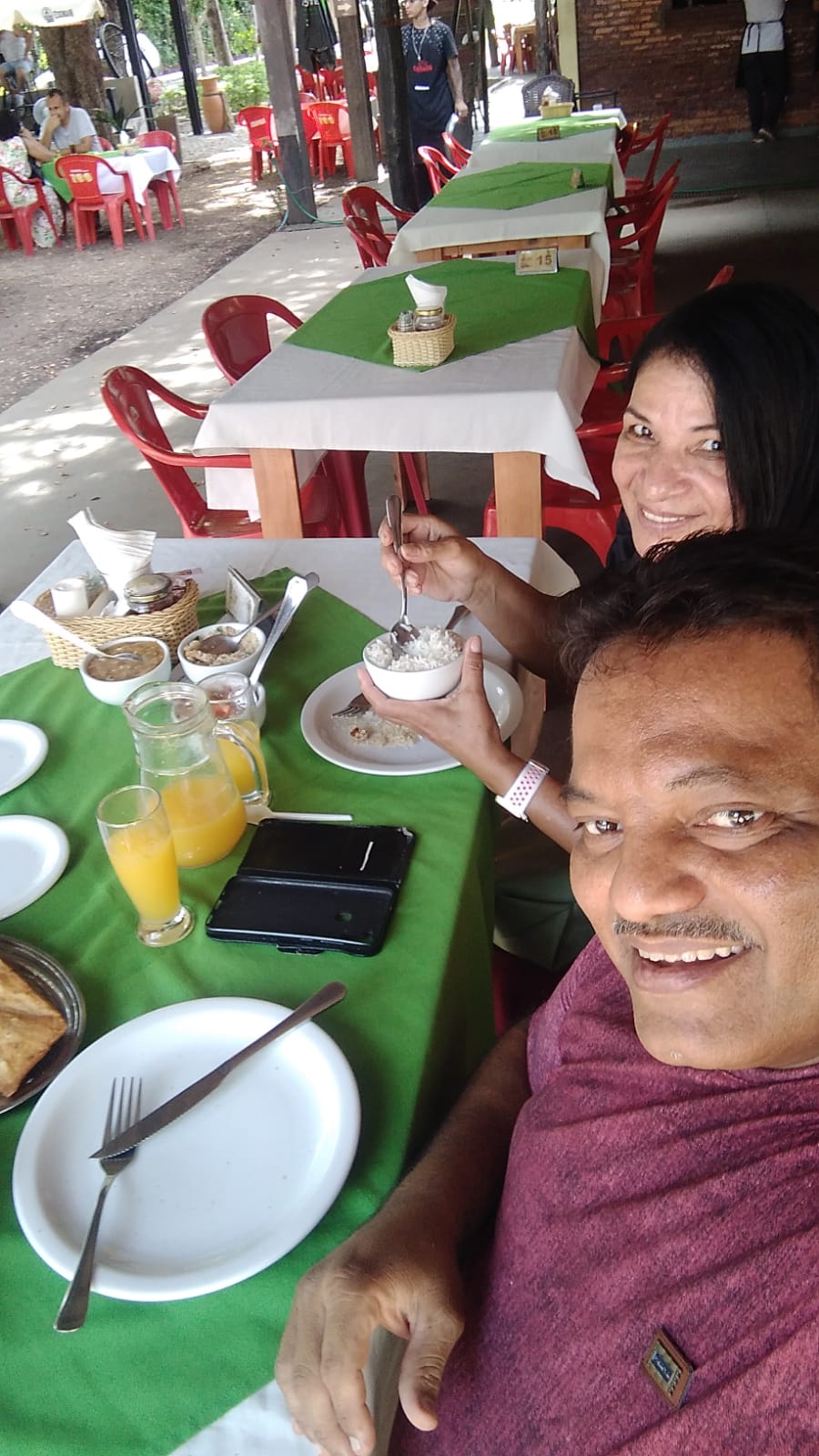 IRMÃO BENEVALDO E SUA ESPOSA ELOIZA ALMOÇANDO JUNTOS NA BEIRA DO RIO CUIABÁ...