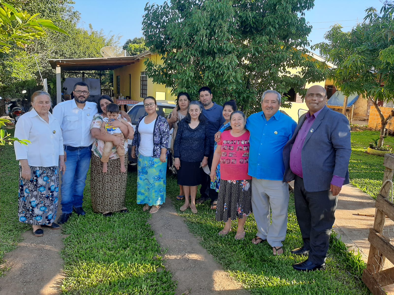 PR JOÃO BISPO DOS SANTOS LEVANDO A CEIA DO SENHOR,PARA A FAMILIA BRANHAM DE SÃO BORJA RS...