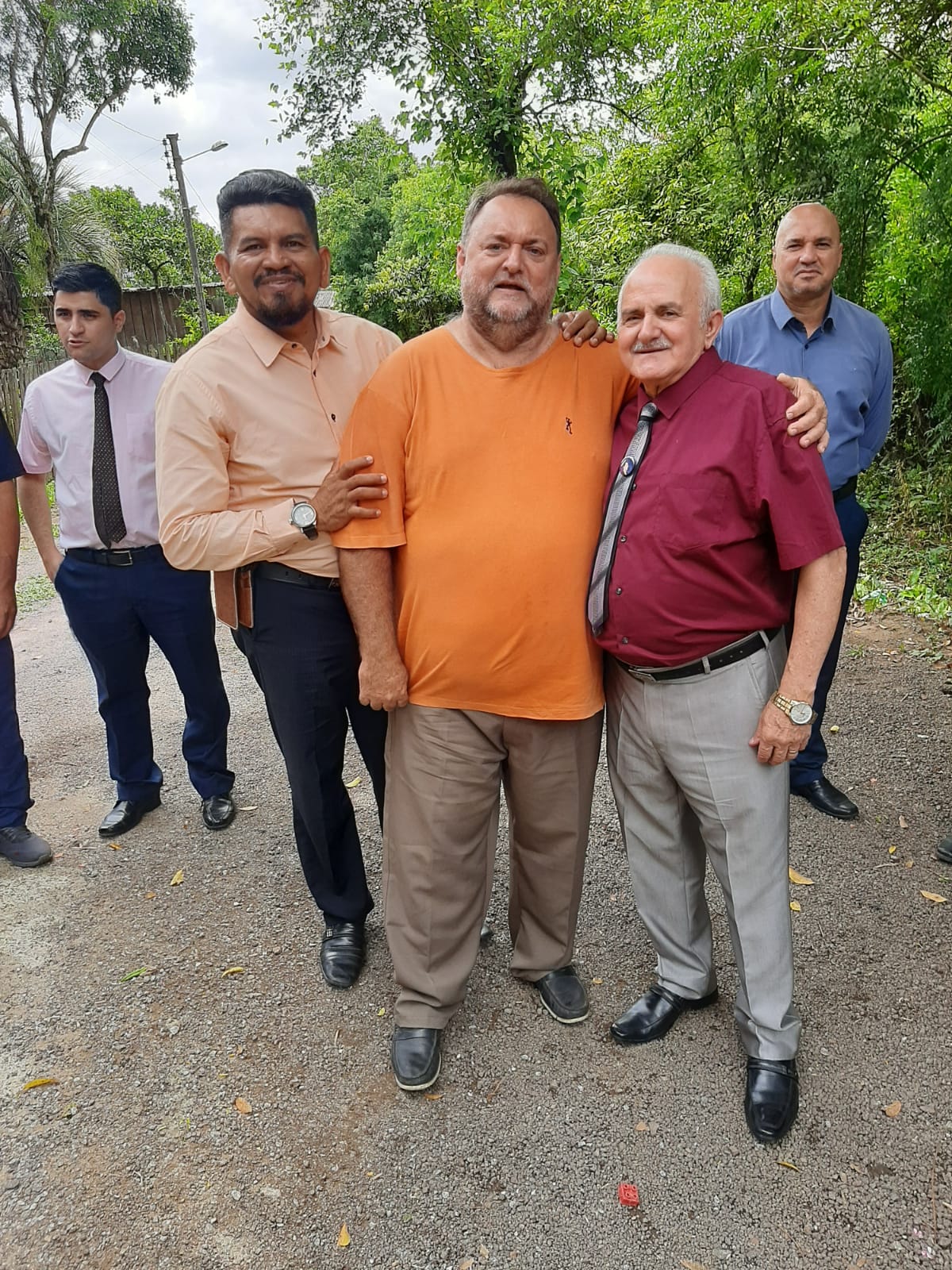 UM ABRAÇO BEM GOSTOSO DO IRMÃO KEZAN NO PR OSMAR ,MUITO BOM...