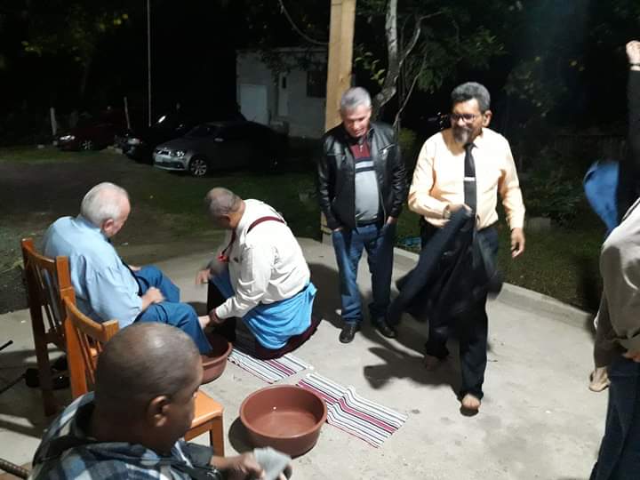 PR JOÃO BISPO NO LAVA PÉS CUMPRINDO A ESCRITURA,JUNTO AO PR OSMAR RODRIGUES COSTA