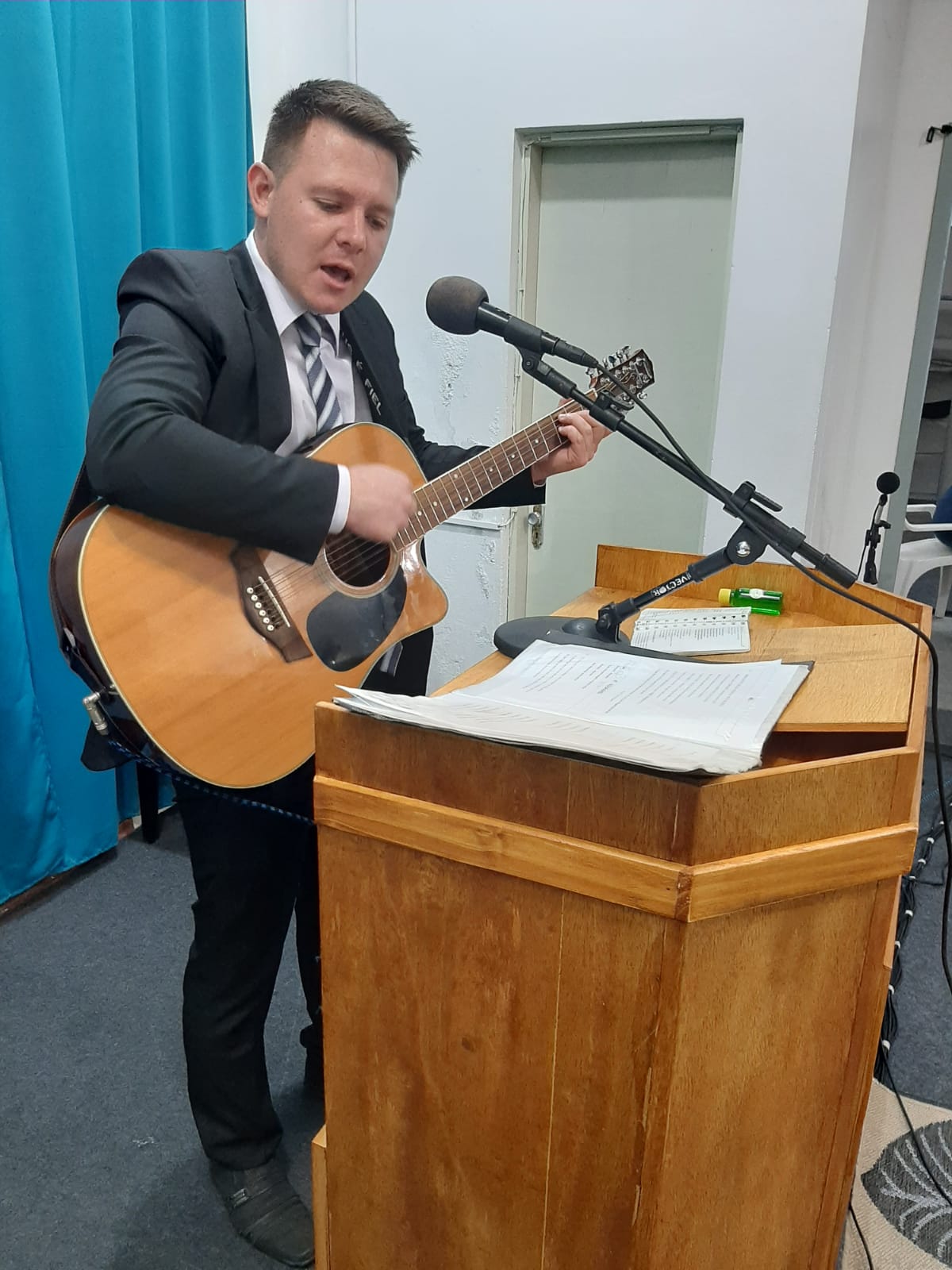 O NOSSO AMÁVEL IRMÃO ELEVIR RAUTER LOUVANDO NA REVELAÇÃO DOS SETE TROVÕES...