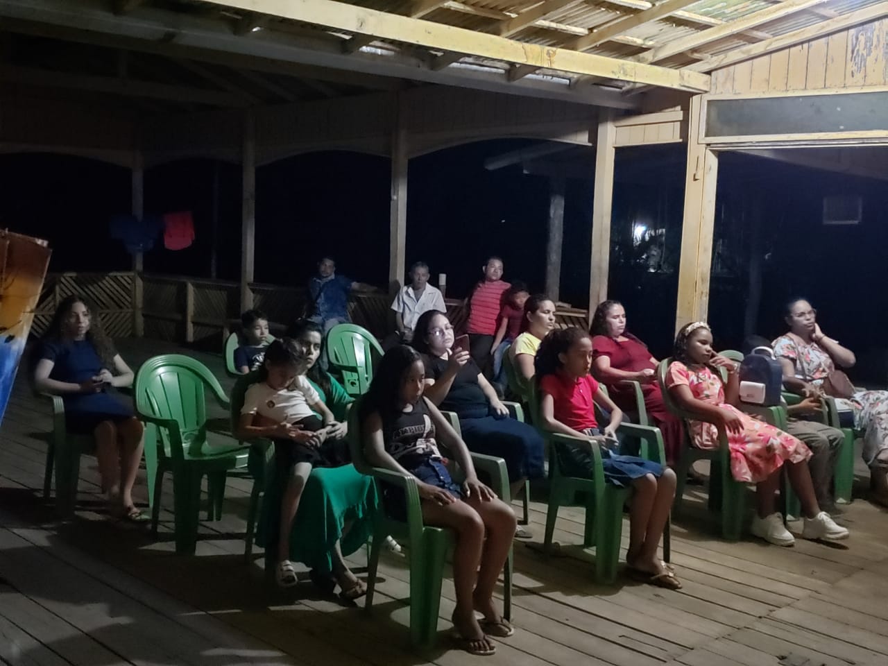 FAMILIA BRANHAM EM MAMANGALZINHO PA COMENDO O LIVRINHO COM JOÃO...