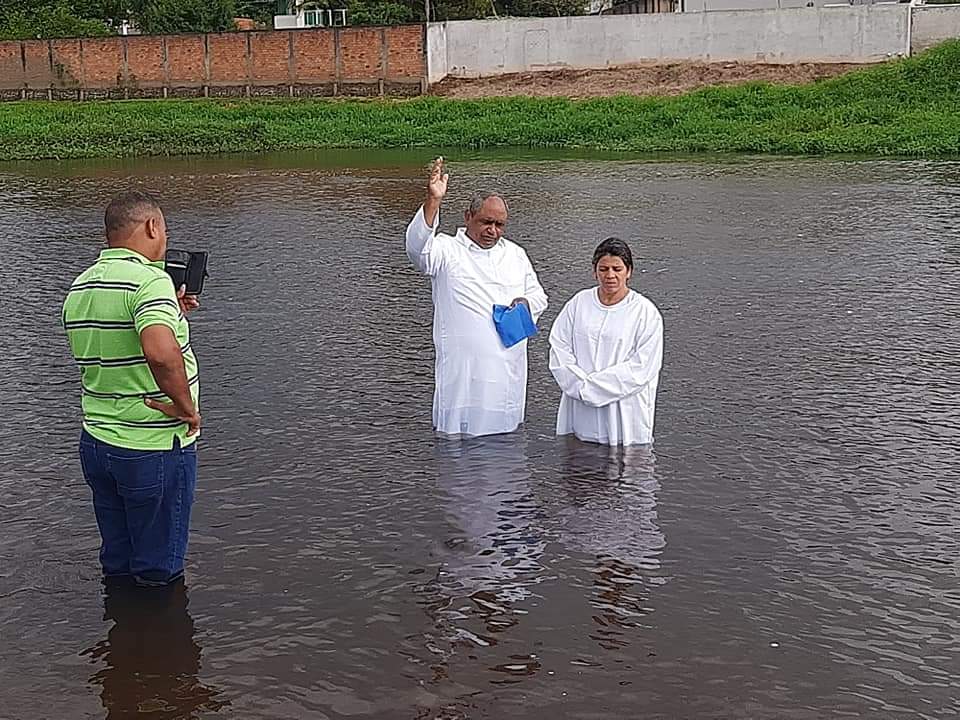PR JOÃO BISPO REALIZANDO BATISMO NA CIDADE DE CASTRO PR-BRASIL ,SEJA BEM VINDA  A NOSSA FAMILIA BRANHAM.