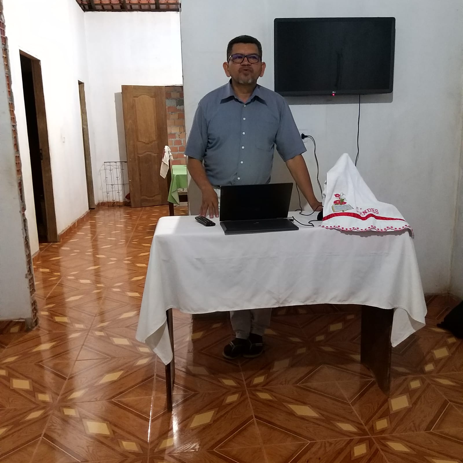 PR MENDES LEVANDO A CEIA NO GARRAFÃO DO NORTE PA,NA RESIDENCIA DO IRMÃO GERALDO.