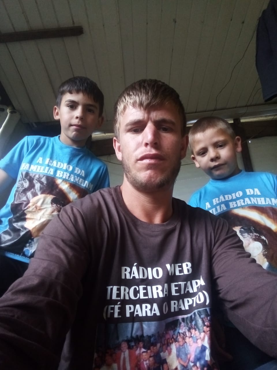 IRMAO EDINEI E SEUS SOBRINHOS FELIZ COM AS CAMISAS DA RADIO WEB TERCEIRA ETAPA