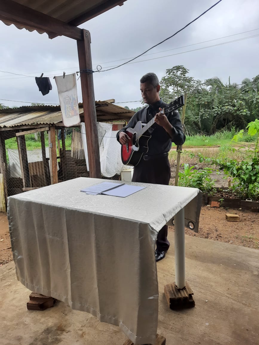 IRMÃO DIEGO PAIVA ADORANDO A DEUS...