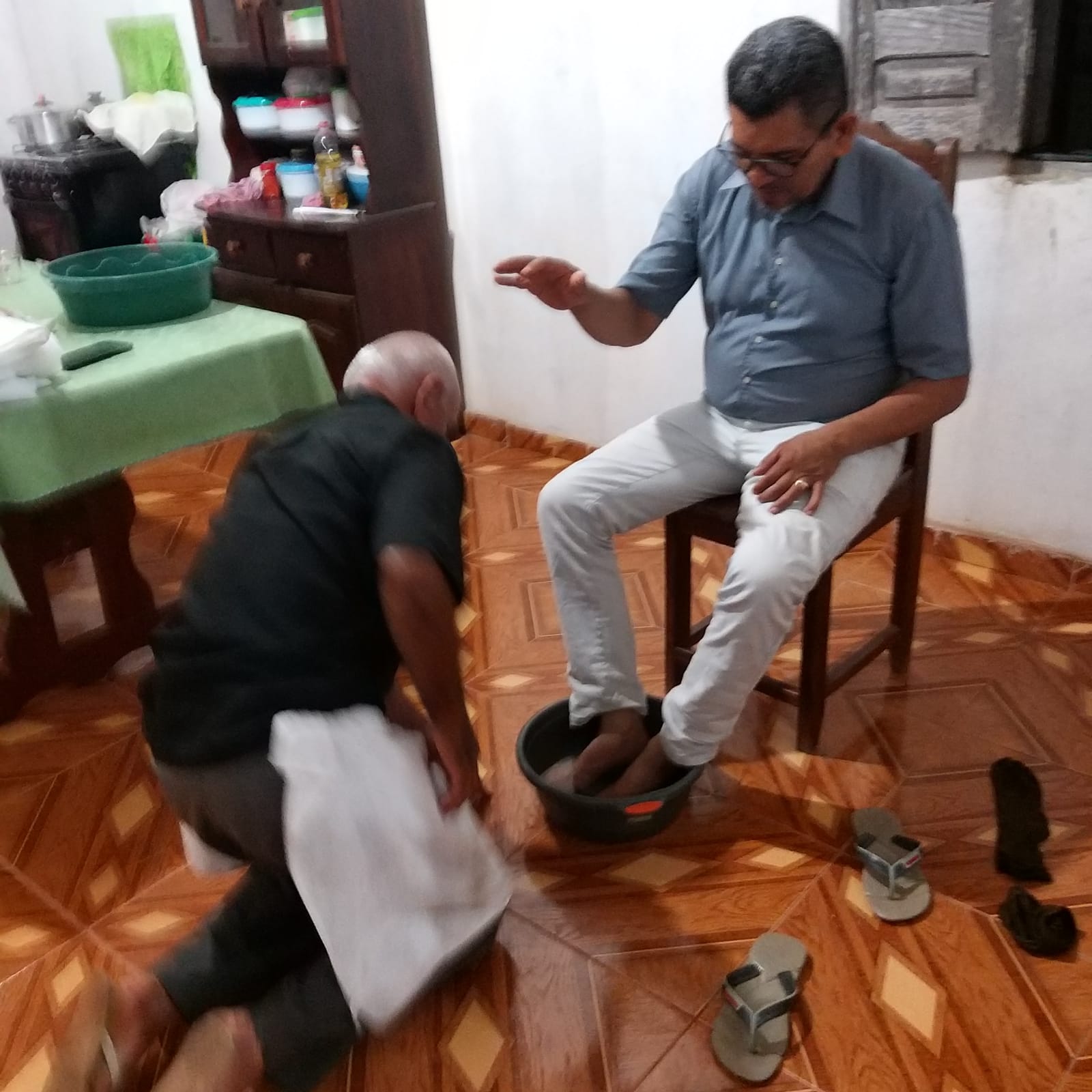 A ESCRITURA SENDO CUMPRIDA,COM O LAVA-PÊS...