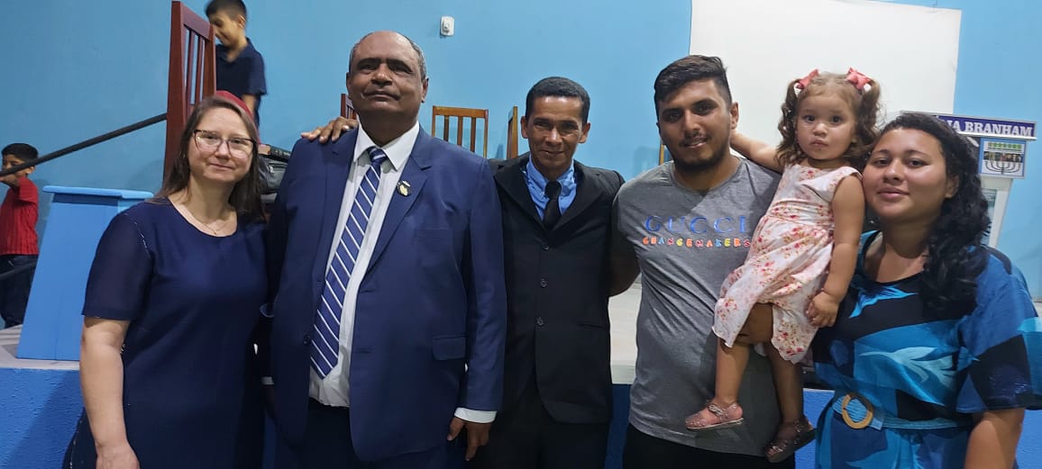 PR JOÃO BISPO FELIZ COM A FAMÍLIA...