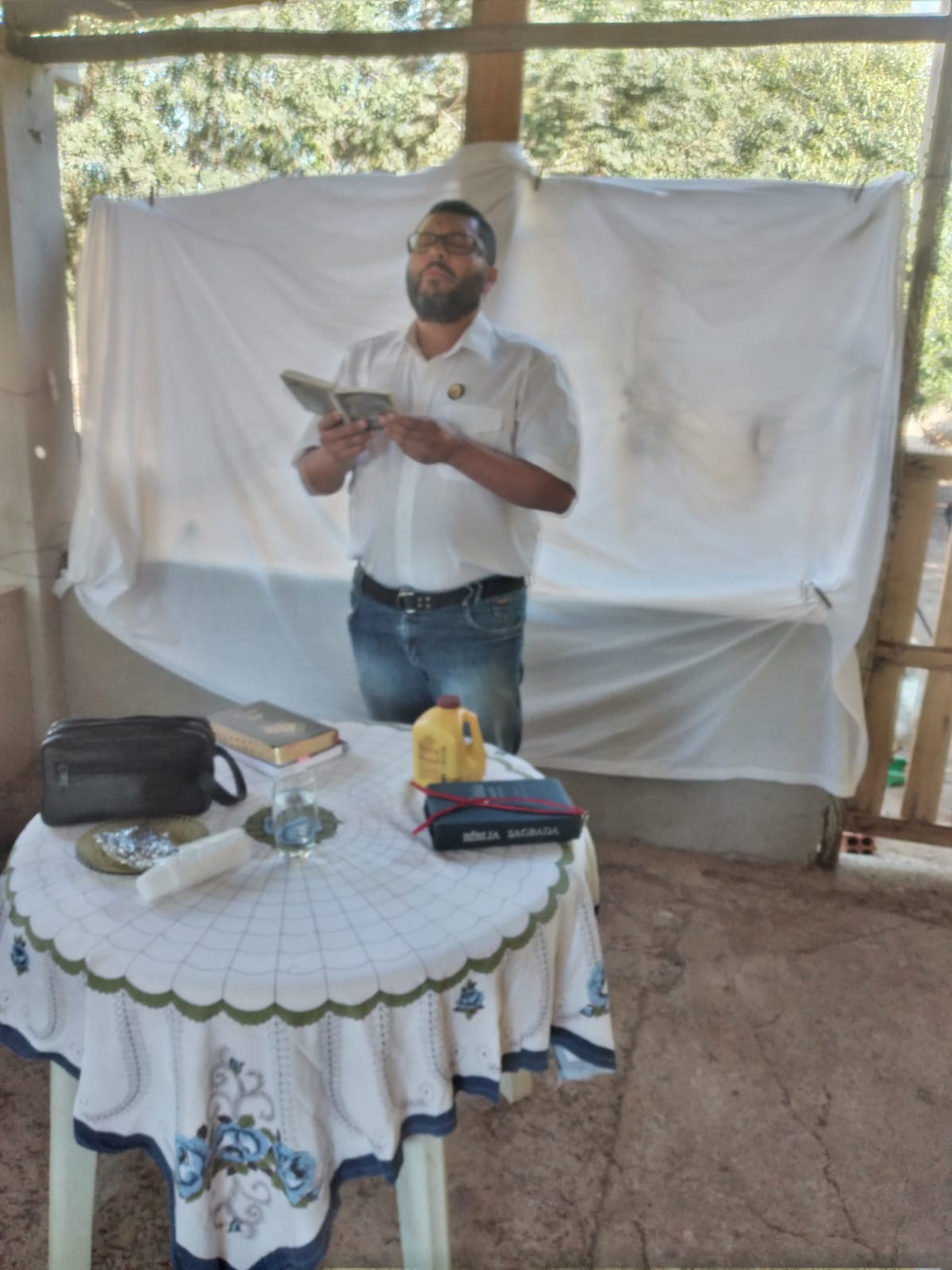 IRMÃO MILTON CAMINHONEIRO DIRIGINDO O LOUVOR ,EM MOMENTOS DE FÉ PARA O RAPTO...