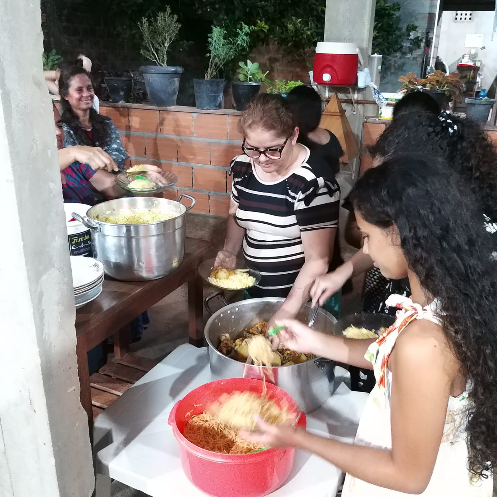 VIVER ALIMENTADO PELOS SETE TROVÕES,ANDAM JUNTOS E COMEM JUNTOS..