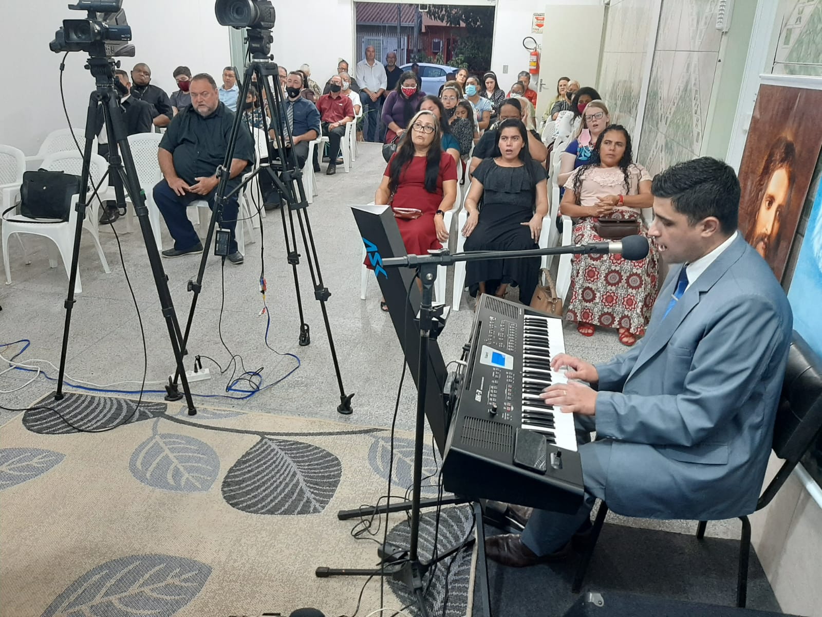 IRMÃO JONATHAS SEMPRE LOUVANDO COM AMOR E CARINHO NESSA ADORAÇÃO PERFEITA B-R-A-N-H-A-M...AMÉM