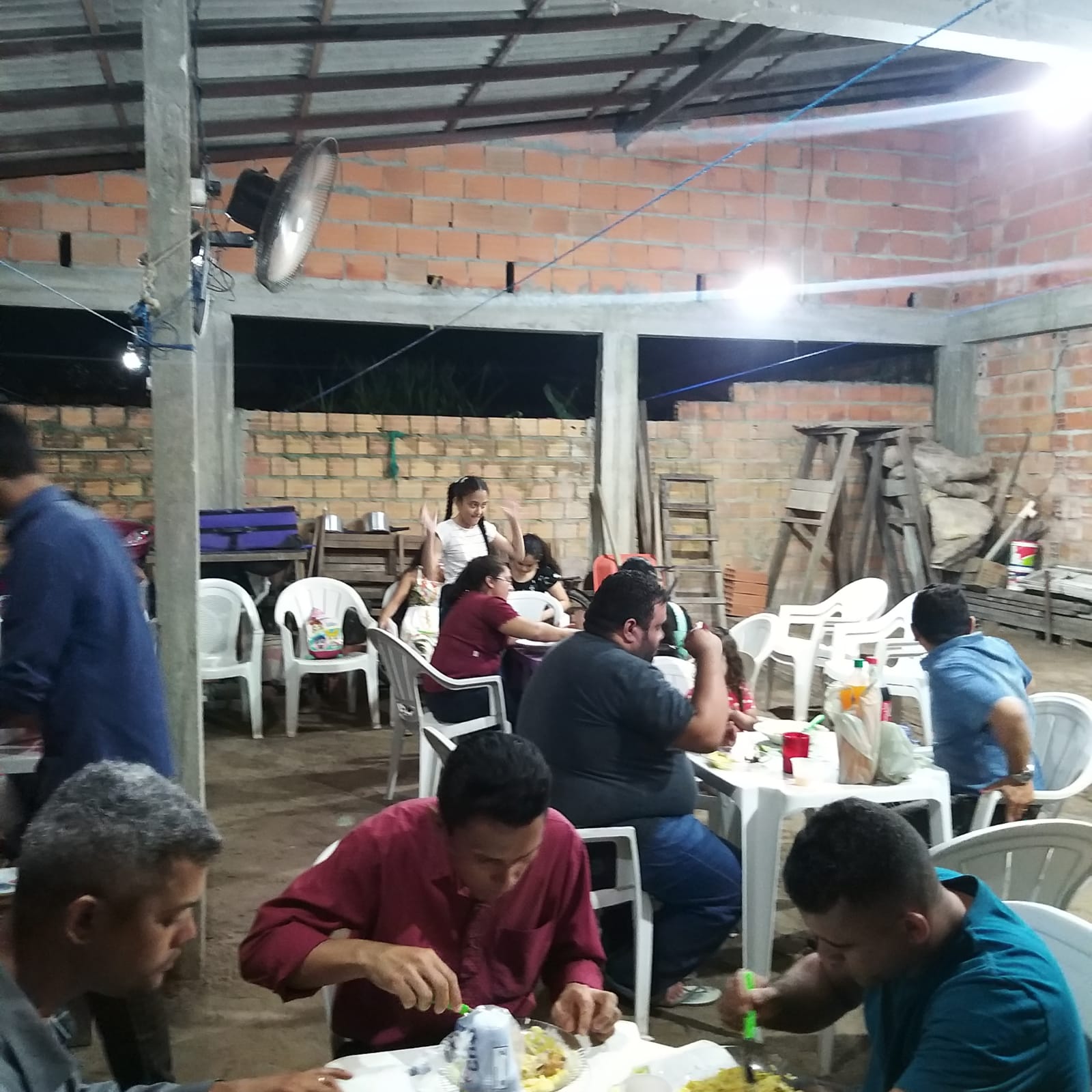 FAMILIA BRANHAM DA CASTANHAL PA, JANTANDO APÓS O CULTO